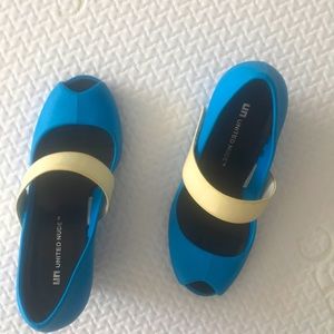 Female UN shoes .it has been worn once.